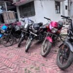 जालौन में पुलिस का बड़ा एक्शन: जुए के अड्डे पर छापेमारी, दर्जनों वाहन और लग्जरी कार जब्त, आरोपी हुए फरार जालौन के कोटरा थाना क्षेत्र में पुलिस द्वारा जुए के अड्डे पर की गई छापेमारी के बाद जब्त की गई कई मोटरसाइकिलें और एक अर्टिगा कार पुलिस परिसर में खड़ी हैं।