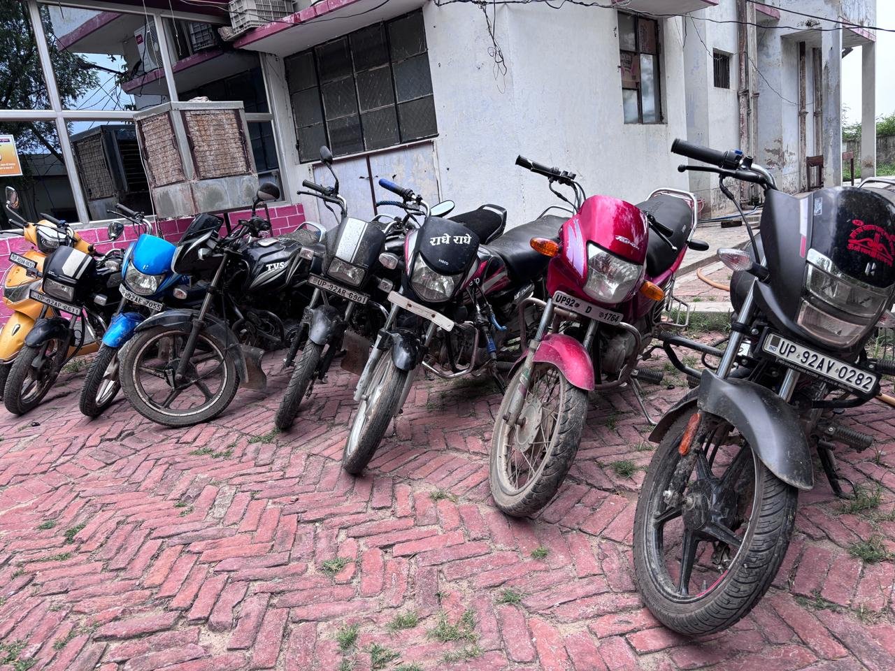 जालौन में पुलिस का बड़ा एक्शन: जुए के अड्डे पर छापेमारी, दर्जनों वाहन और लग्जरी कार जब्त, आरोपी हुए फरार