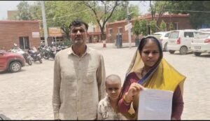 जालौन में घरेलू विवाद के बाद न्याय की मांग करती पीड़िता नीतू उपाध्याय और पुलिस अधीक्षक कार्यालय का दृश्य।