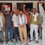 जालौन: महेवा ब्लॉक में रोजगार सेवकों का फूटा गुस्सा, BDO के खिलाफ मोर्चा खोलकर शुरू किया अनिश्चितकालीन धरना जालौन के महेवा विकासखंड परिसर में धरने पर बैठे आक्रोशित रोजगार सेवक और उनका समर्थन करते ग्राम प्रधान प्रतिनिधि।