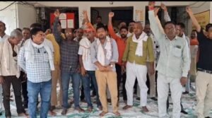जालौन के महेवा विकासखंड परिसर में धरने पर बैठे आक्रोशित रोजगार सेवक और उनका समर्थन करते ग्राम प्रधान प्रतिनिधि।