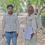 जालौन में सरकारी भूमि पर कब्जे का खेल: प्रधान और लेखपाल पर दलित परिवार से मारपीट और जातिसूचक गाली-गलौज का आरोप जालौन के जिलाधिकारी कार्यालय के बाहर अपनी व्यथा सुनाते हुए पीड़ित दलित परिवार और शिकायती पत्र की प्रति।