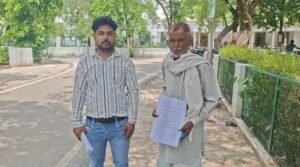 जालौन के जिलाधिकारी कार्यालय के बाहर अपनी व्यथा सुनाते हुए पीड़ित दलित परिवार और शिकायती पत्र की प्रति।