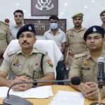 जालौन पुलिस का बड़ा प्रहार: फर्जी सिम और बैंक खातों के जरिए देशभर में ठगी करने वाले गिरोह का पर्दाफाश, एक गिरफ्तार जालौन में साइबर पुलिस द्वारा गिरफ्तार आरोपी और बरामद मोबाइल फोन के साथ साक्ष्य, पुलिस कार्रवाई का दृश्य।