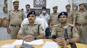 जालौन में साइबर पुलिस द्वारा गिरफ्तार आरोपी और बरामद मोबाइल फोन के साथ साक्ष्य, पुलिस कार्रवाई का दृश्य।