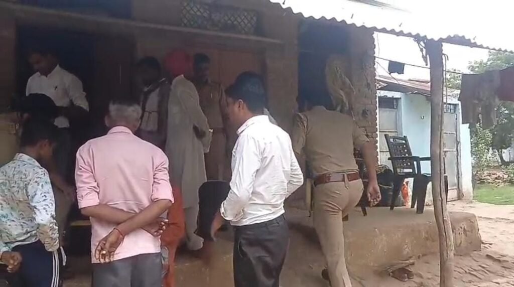 जालौन में मातम: दो महीने पहले हुई थी सगाई, कमरे में फंदे से लटकता मिला युवती का शव news image जालौन के गोहन थाना क्षेत्र के बिजदुवा गाँव में पुलिस और फोरेंसिक टीम द्वारा घटनास्थल की जाँच करते हुए, जहाँ एक युवती का शव बरामद किया गया।
