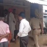 जालौन में मातम: दो महीने पहले हुई थी सगाई, कमरे में फंदे से लटकता मिला युवती का शव जालौन के गोहन थाना क्षेत्र के बिजदुवा गाँव में पुलिस और फोरेंसिक टीम द्वारा घटनास्थल की जाँच करते हुए, जहाँ एक युवती का शव बरामद किया गया।