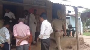 जालौन के गोहन थाना क्षेत्र के बिजदुवा गाँव में पुलिस और फोरेंसिक टीम द्वारा घटनास्थल की जाँच करते हुए, जहाँ एक युवती का शव बरामद किया गया।
