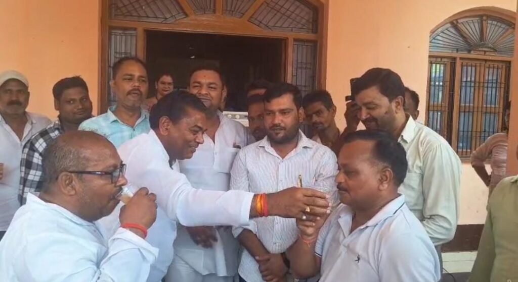 कोंच नगरपालिका का गतिरोध समाप्त: विधायक की पहल पर तीसरे दिन खत्म हुआ सभासदों का धरना news image जालौन के कोंच नगरपालिका परिषद कार्यालय में धरने पर बैठे सभासदों को भाजपा विधायक मूलचन्द्र निरंजन जूस पिलाकर धरना समाप्त कराते हुए।