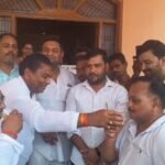 कोंच नगरपालिका का गतिरोध समाप्त: विधायक की पहल पर तीसरे दिन खत्म हुआ सभासदों का धरना जालौन के कोंच नगरपालिका परिषद कार्यालय में धरने पर बैठे सभासदों को भाजपा विधायक मूलचन्द्र निरंजन जूस पिलाकर धरना समाप्त कराते हुए।
