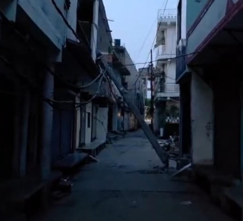 जालौन: ट्रक की टक्कर से भरभराकर गिरे तीन विद्युत पोल, मची अफरा-तफरी, क्षेत्र की बिजली आपूर्ति ठप news image जालौन के उरई स्थित शिवपुरी इलाके में सड़क किनारे टूटे हुए बिजली के खंभे और क्षतिग्रस्त ट्रक, जिसके कारण मुख्य मार्ग पर यातायात और विद्युत सेवा प्रभावित हुई।