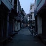 जालौन: ट्रक की टक्कर से भरभराकर गिरे तीन विद्युत पोल, मची अफरा-तफरी, क्षेत्र की बिजली आपूर्ति ठप जालौन के उरई स्थित शिवपुरी इलाके में सड़क किनारे टूटे हुए बिजली के खंभे और क्षतिग्रस्त ट्रक, जिसके कारण मुख्य मार्ग पर यातायात और विद्युत सेवा प्रभावित हुई।