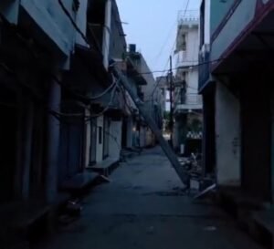 जालौन के उरई स्थित शिवपुरी इलाके में सड़क किनारे टूटे हुए बिजली के खंभे और क्षतिग्रस्त ट्रक, जिसके कारण मुख्य मार्ग पर यातायात और विद्युत सेवा प्रभावित हुई।