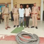 ब्रेकिंग: जालौन में बिजली विभाग को लगा 'करंट', 45 किलो एल्युमिनियम तार के साथ रंगे हाथ दबोचे गए शातिर चोर! जालौन कोतवाली पुलिस द्वारा बरामद की गई 45 किलो एल्युमिनियम तार की खेप, एक अवैध तमंचा, चोरी में इस्तेमाल की गई मारुति ओमनी कार और पकड़े गए चोरों के पुलिसिया साए में खड़े होने का दृश्य।