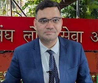 प्रशासनिक गलियारों में हलचल: आईएएस रिंकू सिंह राही का पांच पन्नों का पत्र सरकार के लिए बना चुनौती news image उत्तर प्रदेश के आईएएस अधिकारी रिंकू सिंह राही की फाइल फोटो, जो प्रशासनिक प्रणाली पर उठाए गए अपने हालिया पत्र के सवालों को लेकर चर्चा में हैं।