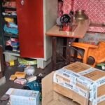 जालौन में बेखौफ चोरों का तांडव: सूने घर को बनाया निशाना, 6 लाख के जेवरात और नकदी पर किया हाथ साफ जालौन के कालपी में सूने घर में हुई बड़ी चोरी के बाद बिखरा हुआ सामान और जांच करती पुलिस टीम।