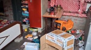 जालौन के कालपी में सूने घर में हुई बड़ी चोरी के बाद बिखरा हुआ सामान और जांच करती पुलिस टीम।