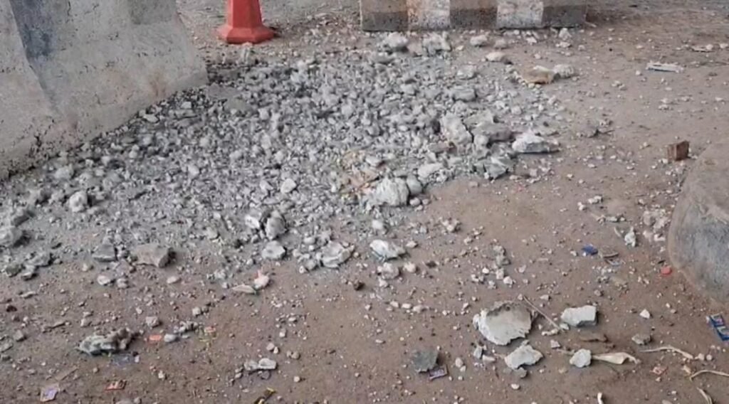 जालौन में बड़ा हादसा: NH-27 के अंडरपास की स्लैब भरभराकर गिरी, बाल-बाल बचे राहगीर news image जालौन में बड़ा हादसा: NH-27 के अंडरपास की स्लैब भरभराकर गिरी, बाल-बाल बचे राहगीर news image