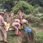 जालौन पुलिस का बड़ा एक्शन: कोंच में 467 लीटर अवैध कच्ची शराब को किया नष्ट, माफियाओं में हड़कंप जालौन के कोंच में पुलिस टीम और सीओ परमेश्वर प्रसाद की मौजूदगी में भारी मात्रा में जब्त की गई अवैध कच्ची शराब को नष्ट करते हुए अधिकारी।