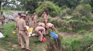 जालौन के कोंच में पुलिस टीम और सीओ परमेश्वर प्रसाद की मौजूदगी में भारी मात्रा में जब्त की गई अवैध कच्ची शराब को नष्ट करते हुए अधिकारी।