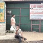 जालौन: पुलिस और आबकारी विभाग की नाक के नीचे चल रहा अवैध 'शराब का खेल', सुबह 5 बजे से ही सरेआम बिक्री जालौन में सब्जी मंडी के समीप खुलेआम बोरी में अवैध शराब बेचते हुए विक्रेता और आसपास की भीड़ का दृश्य।