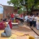 जालौन: शिक्षक की संदिग्ध मौत से मचा हड़कंप, पिता ने लगाया मानसिक उत्पीड़न का गंभीर आरोप जालौन में शिक्षक की संदिग्ध परिस्थितियों में मौत के बाद न्याय की मांग करते हुए पीड़ित पिता इंद्रपाल सिंह और पुलिस कार्यालय का दृश्य।