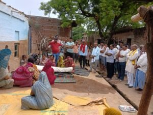 जालौन में शिक्षक की संदिग्ध परिस्थितियों में मौत के बाद न्याय की मांग करते हुए पीड़ित पिता इंद्रपाल सिंह और पुलिस कार्यालय का दृश्य।