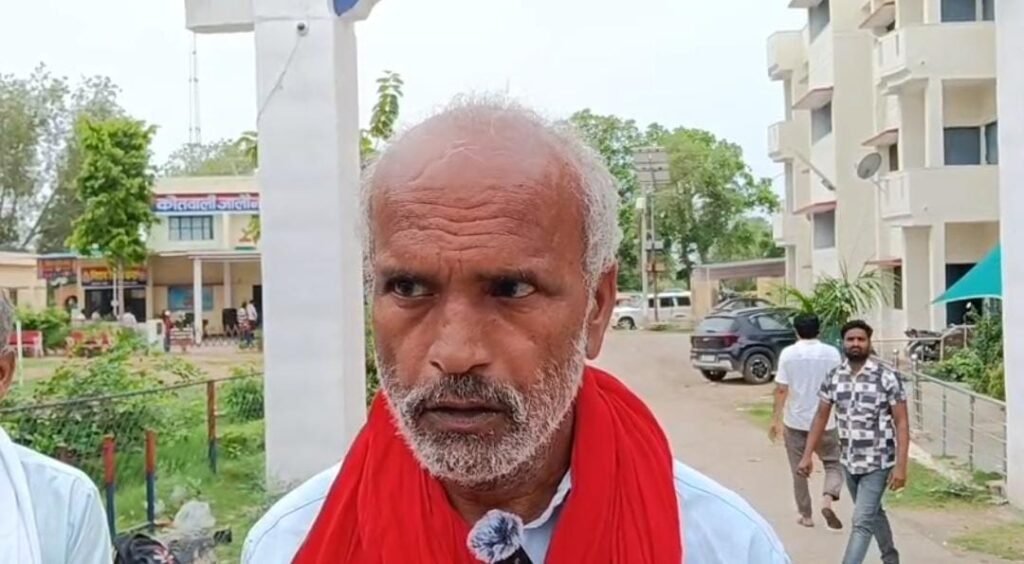 जालौन: शिक्षक की संदिग्ध मौत से मचा हड़कंप, पिता ने लगाया मानसिक उत्पीड़न का गंभीर आरोप news image जालौन: शिक्षक की संदिग्ध मौत से मचा हड़कंप, पिता ने लगाया मानसिक उत्पीड़न का गंभीर आरोप news image