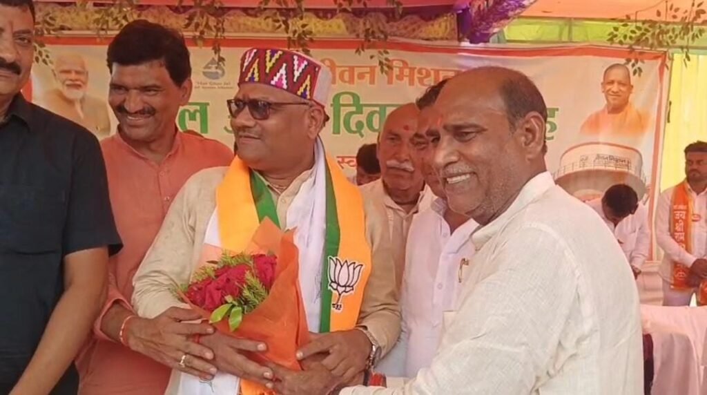जल शक्ति से समृद्ध होगा जालौन: चमारी गाँव में मंत्री स्वतंत्रदेव सिंह ने ग्रामीणों को सौंपी पेयजल सौगात news image उत्तर प्रदेश के जलशक्ति मंत्री स्वतंत्रदेव सिंह जालौन के चमारी गाँव में जल जीवन मिशन के तहत आयोजित कार्यक्रम में जल अर्पण करते हुए और ग्रामीणों को संबोधित करते हुए।