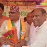 जल शक्ति से समृद्ध होगा जालौन: चमारी गाँव में मंत्री स्वतंत्रदेव सिंह ने ग्रामीणों को सौंपी पेयजल सौगात उत्तर प्रदेश के जलशक्ति मंत्री स्वतंत्रदेव सिंह जालौन के चमारी गाँव में जल जीवन मिशन के तहत आयोजित कार्यक्रम में जल अर्पण करते हुए और ग्रामीणों को संबोधित करते हुए।