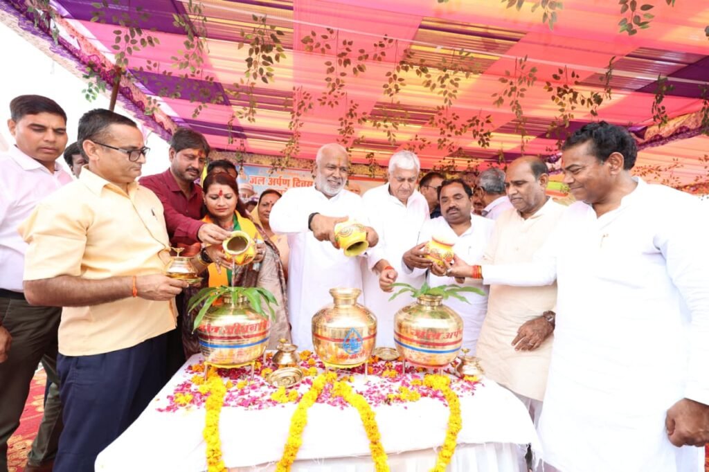 बुंदेलखंड में जलक्रांति: जलशक्ति मंत्री स्वतंत्र देव सिंह ने चमारी गांव से किया शंखनाद, केन-बेतवा लिंक से बदल जाएगी खेती की तस्वीर news image जलशक्ति मंत्री स्वतंत्र देव सिंह कदौरा के चमारी गांव में जल अर्पण कार्यक्रम के दौरान ग्रामीणों के साथ संवाद करते हुए।