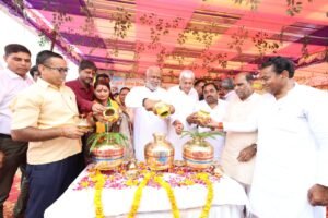 जलशक्ति मंत्री स्वतंत्र देव सिंह कदौरा के चमारी गांव में जल अर्पण कार्यक्रम के दौरान ग्रामीणों के साथ संवाद करते हुए।