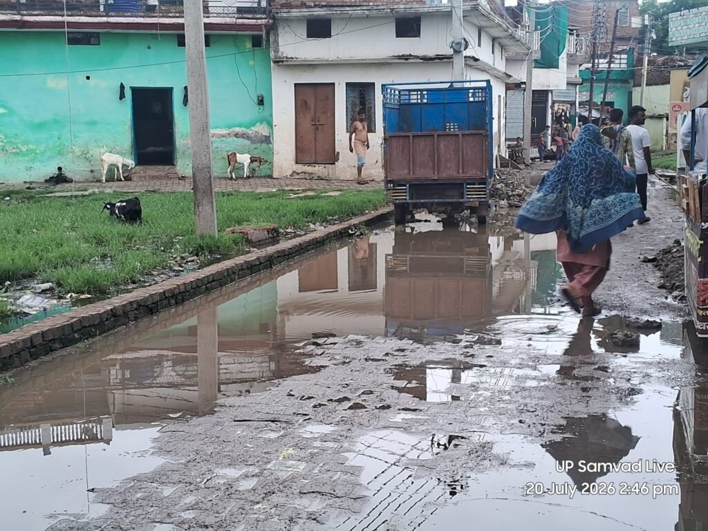 जालौन: नगर पालिका के 'स्वच्छता और विकास' के दावों की खुली पोल, आराजीलाइन मोहल्ले में जलभराव से जीना दूभर news image जालौन के कोंच स्थित आराजीलाइन मोहल्ले की सड़क पर भरा हुआ घुटनों तक गंदा पानी और कीचड़, जिससे होकर स्कूली बच्चे गुजरने को मजबूर हैं।