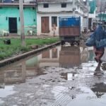 जालौन: नगर पालिका के 'स्वच्छता और विकास' के दावों की खुली पोल, आराजीलाइन मोहल्ले में जलभराव से जीना दूभर जालौन के कोंच स्थित आराजीलाइन मोहल्ले की सड़क पर भरा हुआ घुटनों तक गंदा पानी और कीचड़, जिससे होकर स्कूली बच्चे गुजरने को मजबूर हैं।