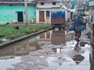 जालौन के कोंच स्थित आराजीलाइन मोहल्ले की सड़क पर भरा हुआ घुटनों तक गंदा पानी और कीचड़, जिससे होकर स्कूली बच्चे गुजरने को मजबूर हैं।