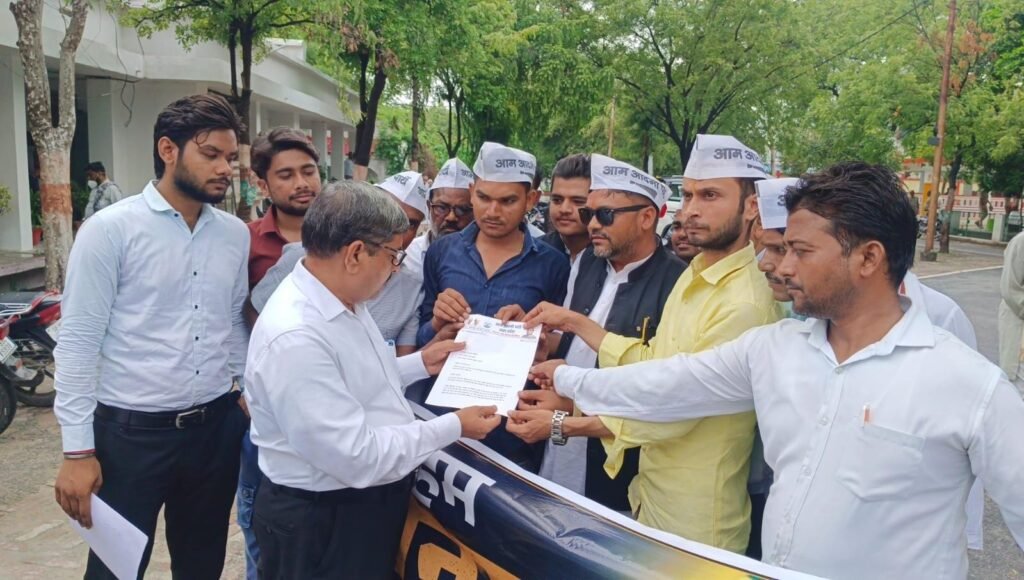 जालौन: सोनम वांगचुक के समर्थन में सड़कों पर उतरी 'आप', राष्ट्रपति को सौंपा ज्ञापन; शिक्षा मंत्री के इस्तीफे की मांग news image जालौन के उरई कलेक्ट्रेट परिसर में आम आदमी पार्टी के कार्यकर्ताओं द्वारा सोनम वांगचुक के समर्थन में और सरकार की नीतियों के विरोध में किया गया प्रदर्शन।