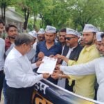 जालौन: सोनम वांगचुक के समर्थन में सड़कों पर उतरी 'आप', राष्ट्रपति को सौंपा ज्ञापन; शिक्षा मंत्री के इस्तीफे की मांग जालौन के उरई कलेक्ट्रेट परिसर में आम आदमी पार्टी के कार्यकर्ताओं द्वारा सोनम वांगचुक के समर्थन में और सरकार की नीतियों के विरोध में किया गया प्रदर्शन।