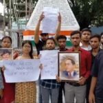 नीट पेपर लीक के खिलाफ जालौन के छात्रों का उबाल: गांधी चबूतरे पर दिया धरना, शिक्षा मंत्री के इस्तीफे की उठी मांग जालौन के उरई स्थित गांधी चबूतरे पर नीट पेपर लीक मामले के विरोध में शांतिपूर्ण धरना देते हुए छात्र-छात्राएं।