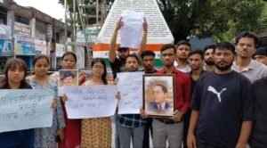 जालौन के उरई स्थित गांधी चबूतरे पर नीट पेपर लीक मामले के विरोध में शांतिपूर्ण धरना देते हुए छात्र-छात्राएं।