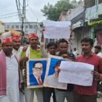 जालौन में गरमाई सियासत: समाजवादी छात्र सभा ने केंद्रीय शिक्षा मंत्री धर्मेंद्र प्रधान का फूंका पुतला, इस्तीफे की मांग को लेकर किया उग्र प्रदर्शन कोंच के चंदकुआं चौराहे पर समाजवादी छात्र सभा के कार्यकर्ताओं द्वारा केंद्रीय शिक्षा मंत्री धर्मेंद्र प्रधान का पुतला दहन करते हुए और विरोध प्रदर्शन के दौरान नारेबाजी करते हुए उग्र कार्यकर्ता।