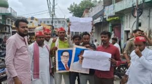 कोंच के चंदकुआं चौराहे पर समाजवादी छात्र सभा के कार्यकर्ताओं द्वारा केंद्रीय शिक्षा मंत्री धर्मेंद्र प्रधान का पुतला दहन करते हुए और विरोध प्रदर्शन के दौरान नारेबाजी करते हुए उग्र कार्यकर्ता।