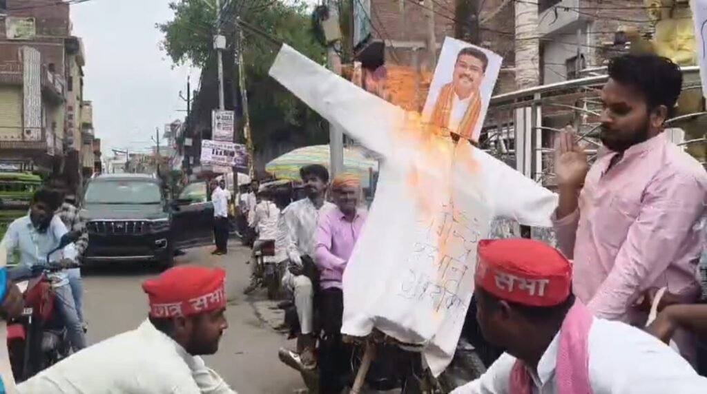 जालौन में गरमाई सियासत: समाजवादी छात्र सभा ने केंद्रीय शिक्षा मंत्री धर्मेंद्र प्रधान का फूंका पुतला, इस्तीफे की मांग को लेकर किया उग्र प्रदर्शन news image जालौन में गरमाई सियासत: समाजवादी छात्र सभा ने केंद्रीय शिक्षा मंत्री धर्मेंद्र प्रधान का फूंका पुतला, इस्तीफे की मांग को लेकर किया उग्र प्रदर्शन news image