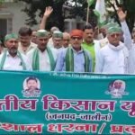 जवेलौन:किसानों की 9 सूत्रीय मांगों को लेकर भाकियू का उरई कलेक्ट्रेट पर उग्र प्रदर्शन, प्रधानमंत्री को सौंपा ज्ञापन जालौन के उरई कलेक्ट्रेट परिसर में भारतीय किसान यूनियन (भाकियू) के बैनर तले प्रधानमंत्री को ज्ञापन सौंपते हुए राष्ट्रीय महासचिव राजवीर सिंह जादौन और सैकड़ों किसान।