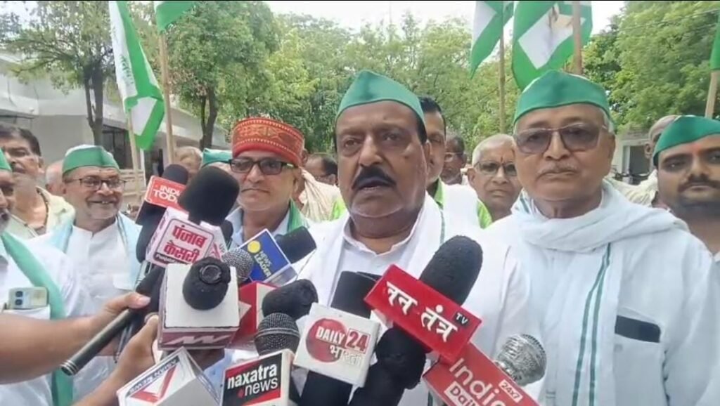 जवेलौन:किसानों की 9 सूत्रीय मांगों को लेकर भाकियू का उरई कलेक्ट्रेट पर उग्र प्रदर्शन, प्रधानमंत्री को सौंपा ज्ञापन news image