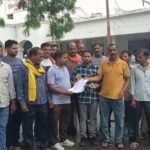 नरक में जीने को मजबूर राजेंद्र नगर के बाशिंदे: जर्जर सड़क और जलभराव के खिलाफ फूटा गुस्सा, कलेक्ट्रेट पहुंचकर डीएम को सौंपा ज्ञापन जालौन के कलेक्ट्रेट परिसर में जिलाधिकारी को ज्ञापन सौंपते हुए राजेंद्र नगर वार्ड 21 के स्थानीय निवासी और प्रदर्शनकारी।
