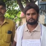 विद्युत कार्यालय बना अखाड़ा: जालौन में बढ़ा हुआ बिल ठीक कराने पहुंचे युवक को एसडीओ और कर्मियों ने बंधक बनाकर पीटा, वीडियो वायरल जालौन के कोंच विद्युत विभाग कार्यालय के बाहर हंगामा करते हुए पीड़ित युवक और एकत्रित स्थानीय लोग, जहाँ सुरक्षाकर्मी और पुलिस बल भी मौजूद है।