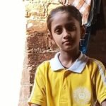 दर्दनाक हादसा: जालौन में रेलवे ट्रैक पार कर रही 9वीं कक्षा की छात्रा ट्रेन की चपेट में आई, मौके पर मौत; परिवार में मचा कोहराम जालौन के कालपी क्षेत्र में रेलवे ट्रैक पर हुई दुर्घटना के बाद मौके पर जमा स्थानीय लोगों की भीड़ और पुलिस बल की तैनाती।