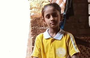 जालौन के कालपी क्षेत्र में रेलवे ट्रैक पर हुई दुर्घटना के बाद मौके पर जमा स्थानीय लोगों की भीड़ और पुलिस बल की तैनाती।