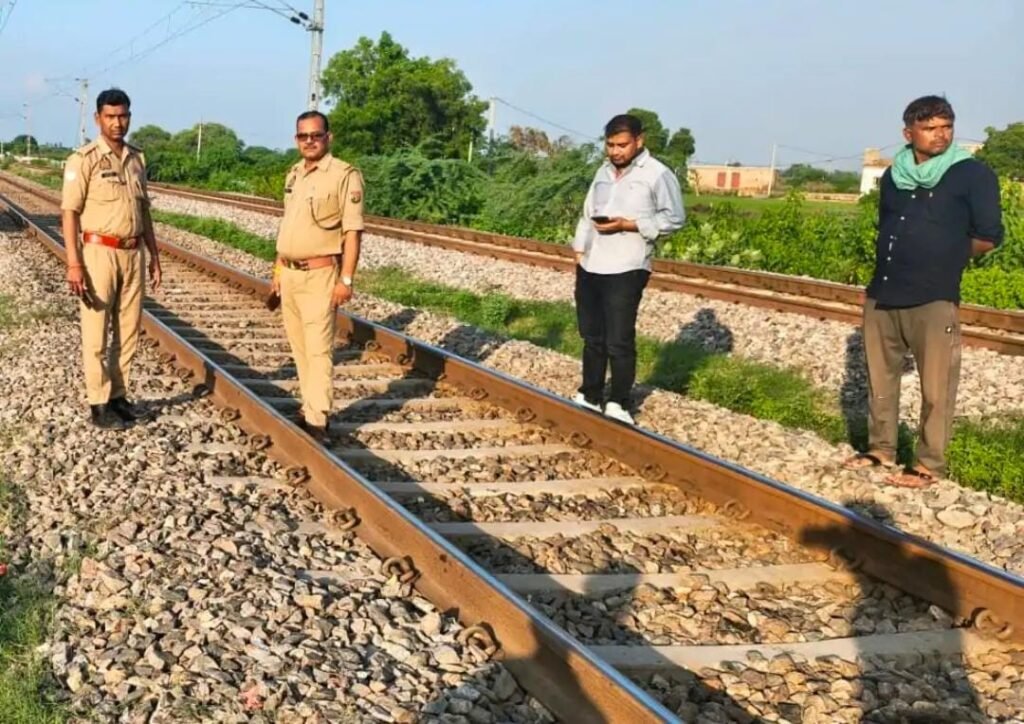 दर्दनाक हादसा: जालौन में रेलवे ट्रैक पार कर रही 9वीं कक्षा की छात्रा ट्रेन की चपेट में आई, मौके पर मौत; परिवार में मचा कोहराम news image