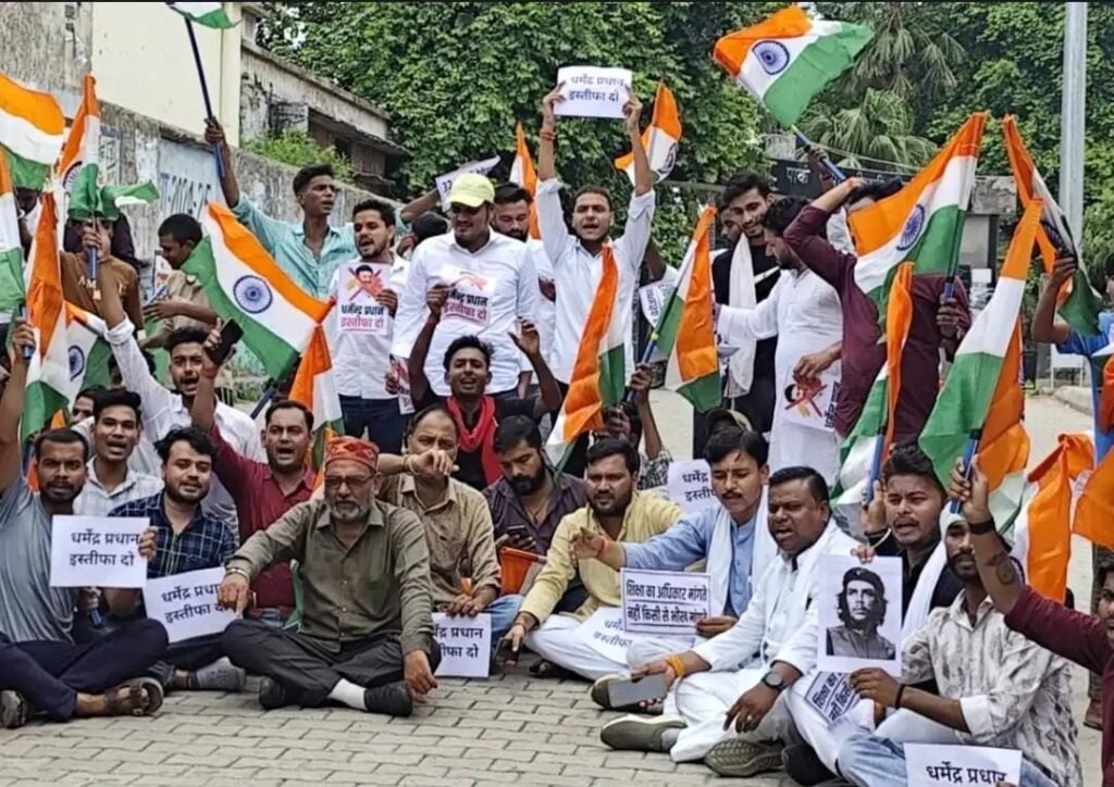 जालौन के कोंच नगर में दिल्ली में हुए छात्रों पर लाठीचार्ज के विरोध में हाथों में तिरंगा लिए सड़क पर प्रदर्शन करते छात्र, सपा और कांग्रेस कार्यकर्ता।